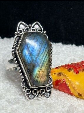 COFFIN-FIERY Labradorite Statement Ring in Iridescent Blue-Green-925